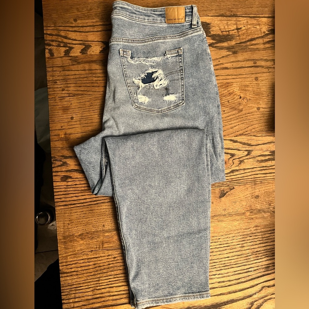 American Eagle women’s ripped jeans in pristine condition!!